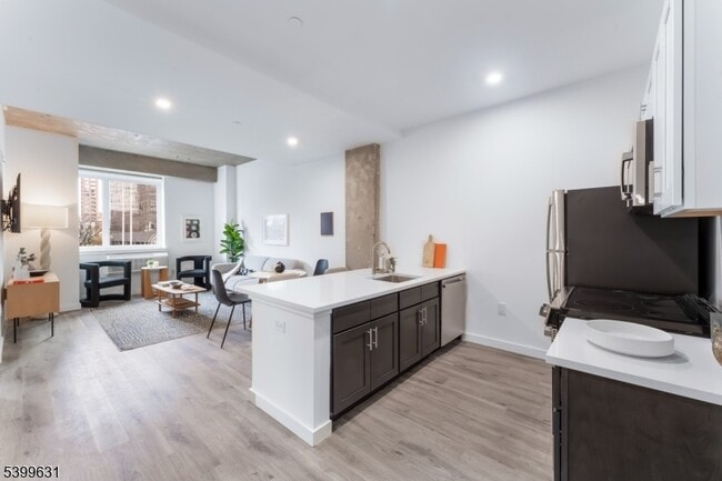 Building Photo - 10 Commerce Ct Unit 2J