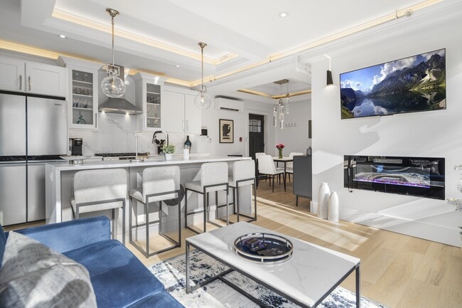 Sala de estar del ático - 504 Stewart Ave