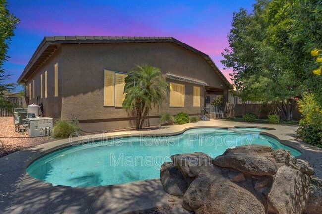 Photo - 1811 W Maplewood Pl