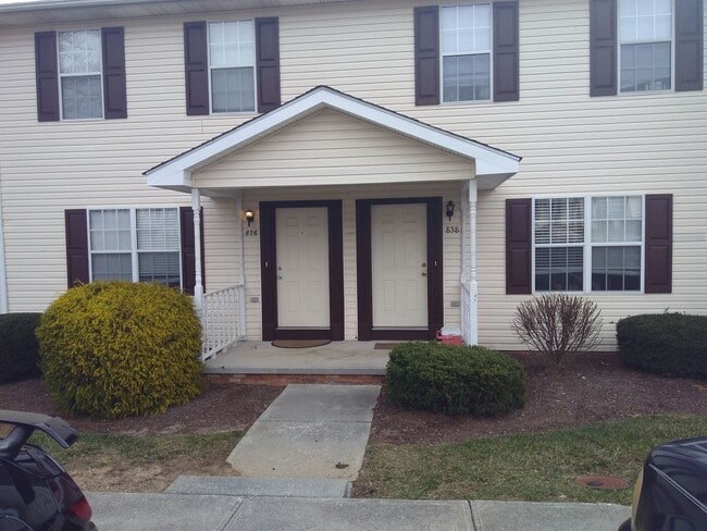 Building Photo - 858 Patrick Henry Dr