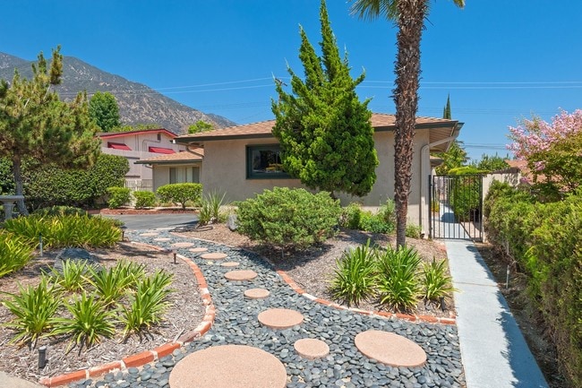 Patio delantero - desde la acera - 1360 Tropical Ave