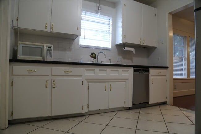 Photo - 808 Pecore St