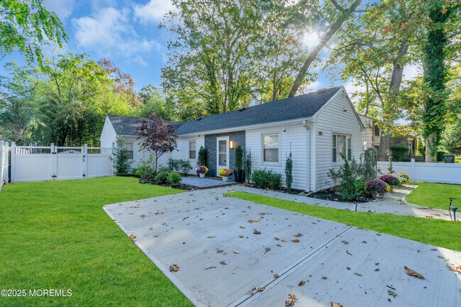 Photo - 185 Elmwood Rd