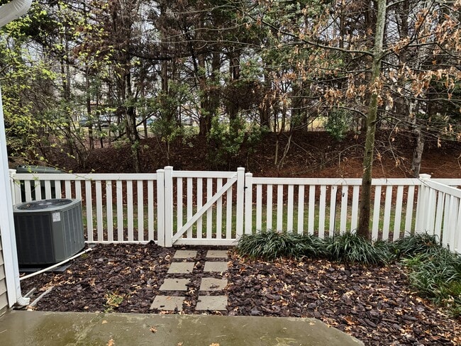 Photo - 2207 Bankshill Row