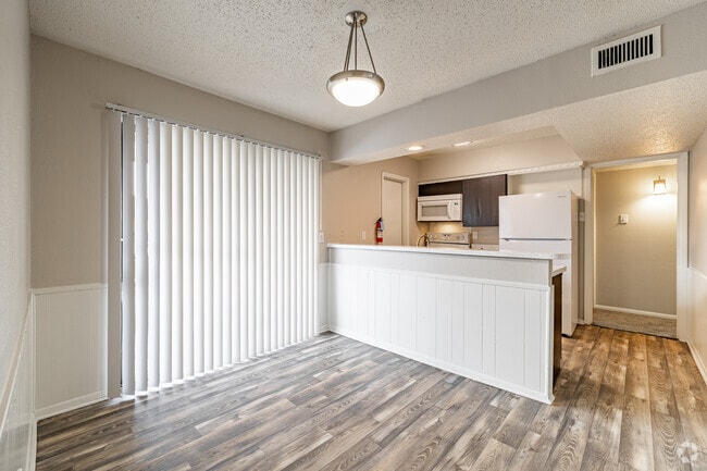 2BR, 1BA - 1,035SF - Dining