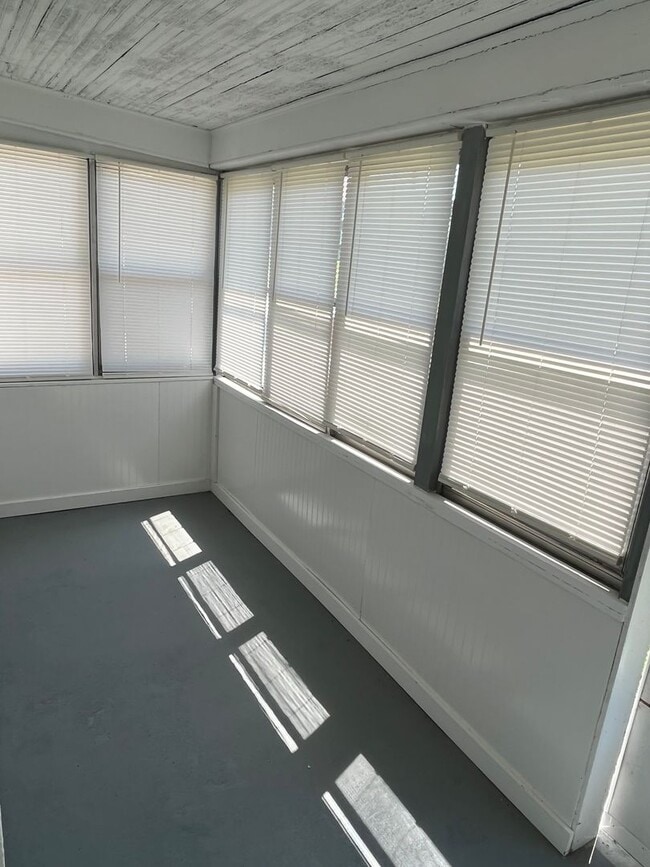 Photo - 1 1/2 story 2 Bedroom home!!