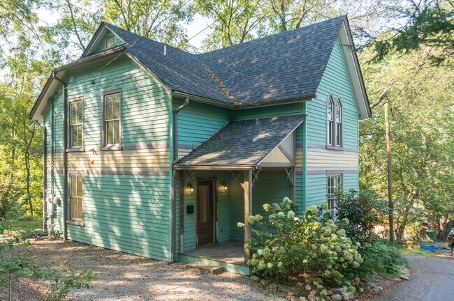 Building Photo - Gorgeous Rustic Renovation in Chicken Hill Rental
