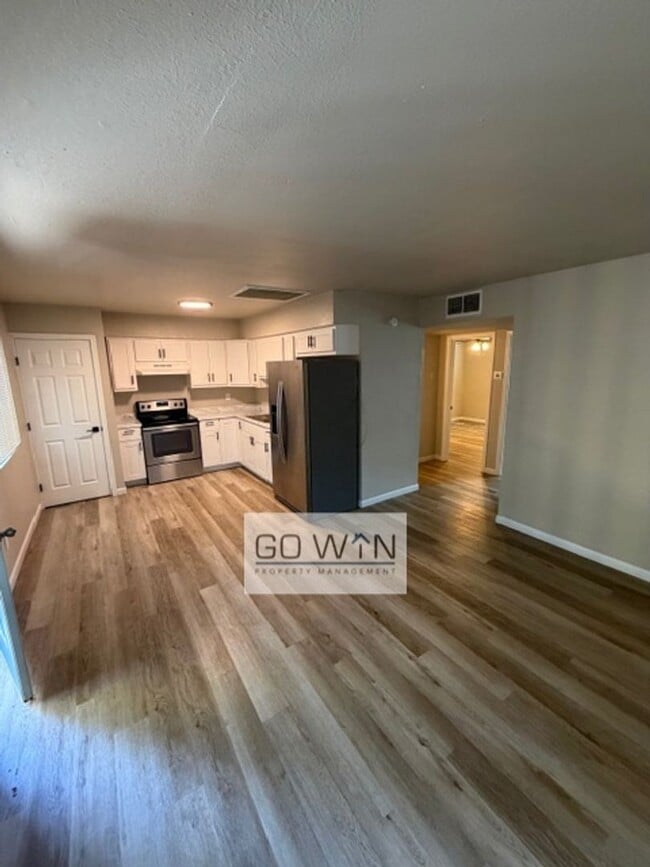 Building Photo - Roeser Tri-Plex Unit 2