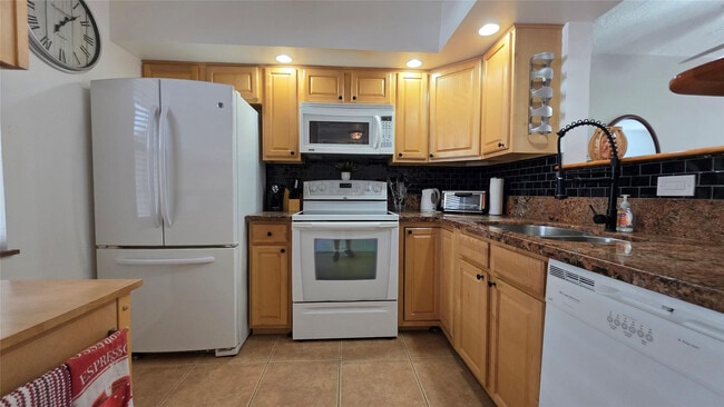 Photo - 2801 Somerset Dr Unit 211