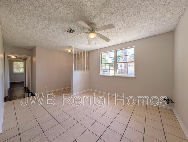 Photo - 8223 Hewitt St