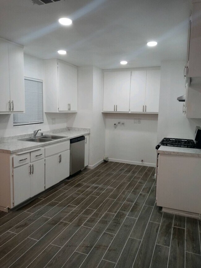Photo - Upgraded 2b/1b duplex for rent!
