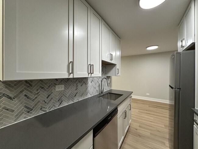 Photo - 531 W Aldine Ave Unit J02W