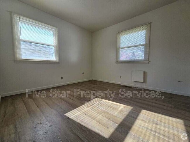 Building Photo - 404 E Madison St Rental