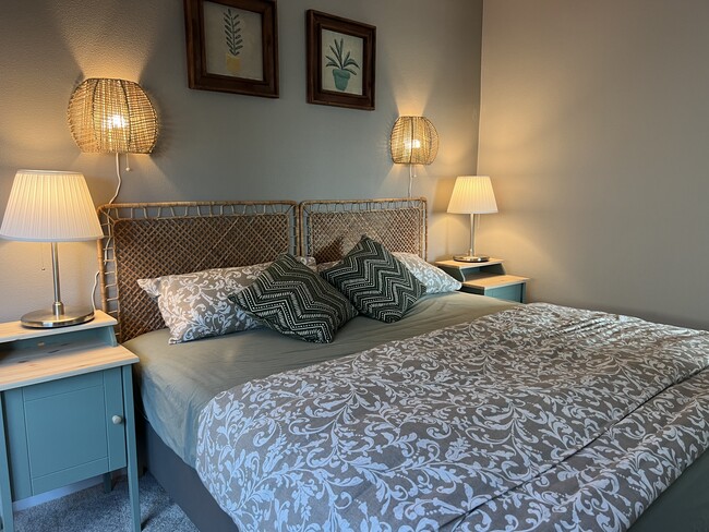 cozy king bed with night stands - 32914 Guinness Way Apartamentos Unidad # 1