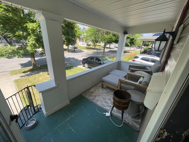 Covered Front Porch - 141 Parkwood Ave Unit Apt 1