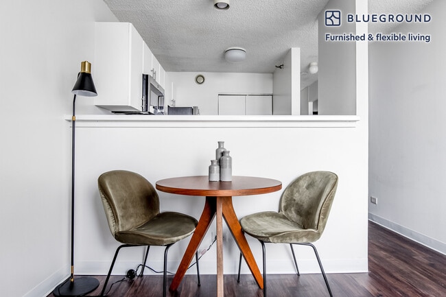 Photo - 445 E Ohio St Unidad FL17-ID788