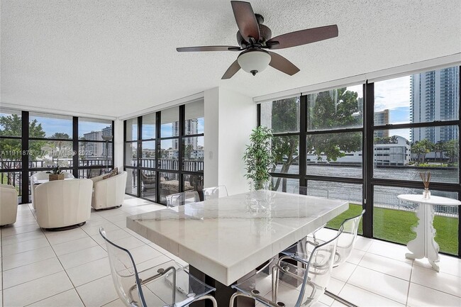 Photo - 1000 Parkview Dr Unit 221