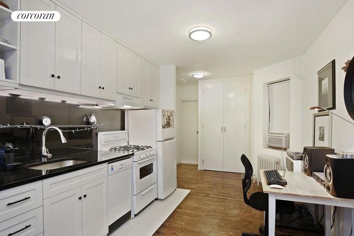 Photo - 256 W 15th St