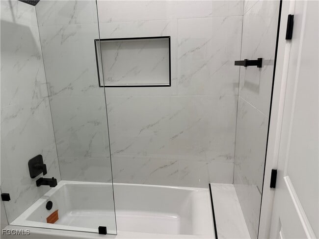 Photo - 1037 Macy St E