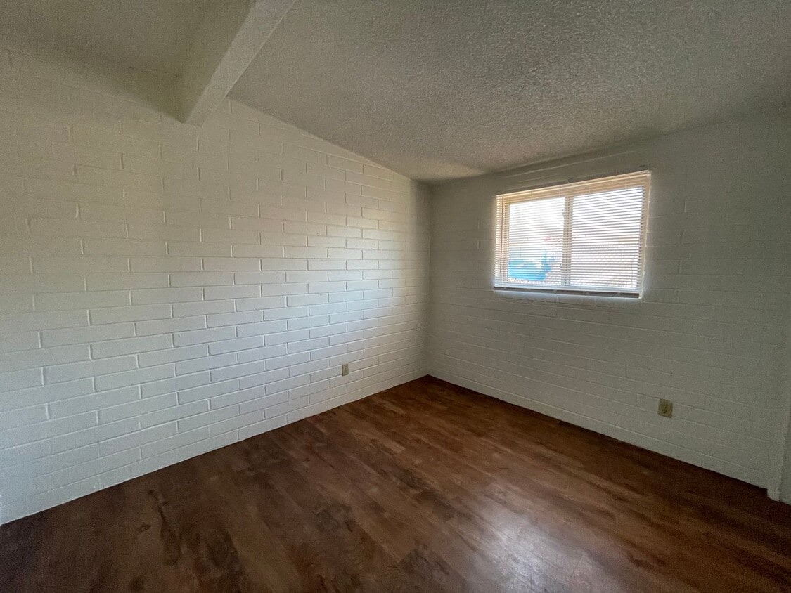 Central 2 bedroom 1 bath unit with Fenced ... - Central 2 bedroom 1 bath unit with Fenced ...