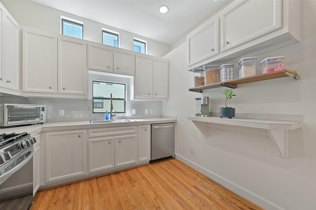 Photo - 8715 Meadowcroft Dr