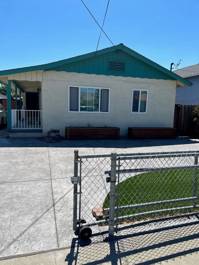 Building Photo - SAN JOSE - Remodeled Spacious One Bedroom