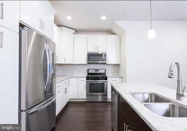 Building Photo - 103 Lakeview Ct