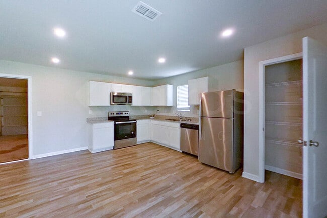 Photo - 216 York Ln