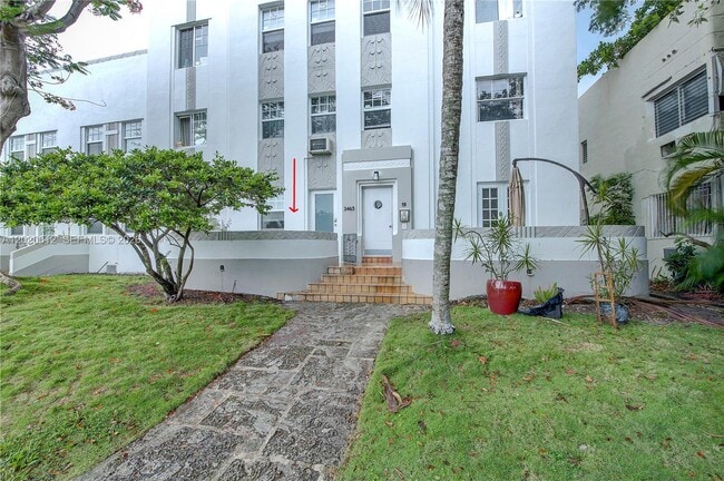Building Photo - 2463 Pine Tree Dr Unit 3