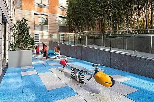 Photo - 511 W 44th St