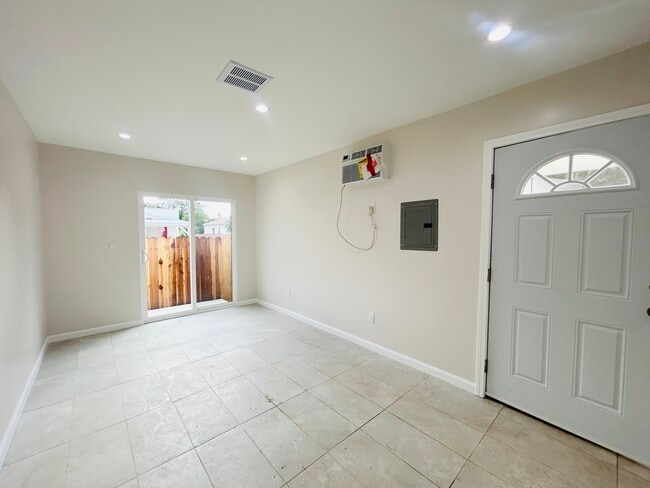 14210 Sylvan St Unit 2