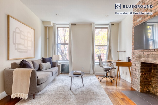 Building Photo - 39 E 1st St Rental