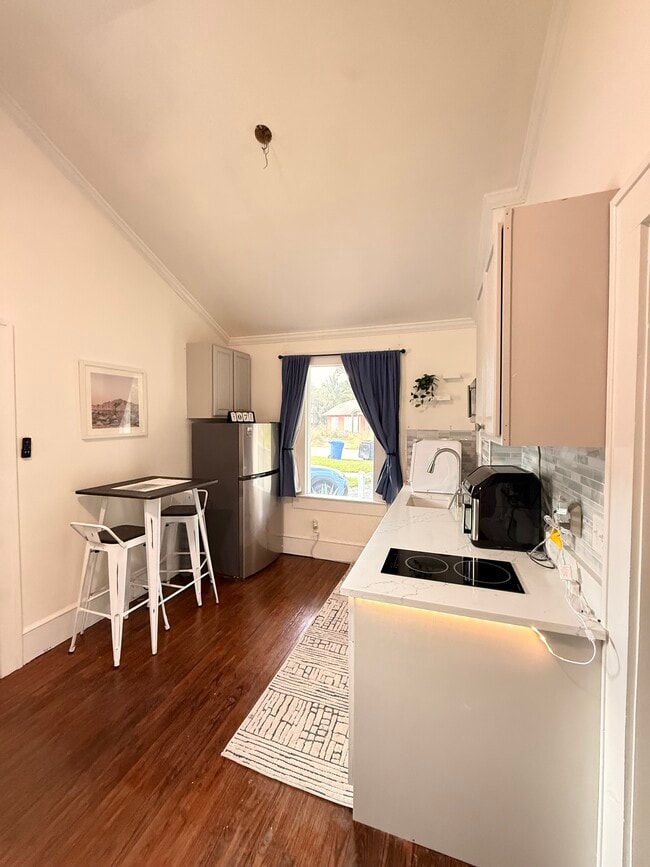 Photo - 1920 Victoria Ave