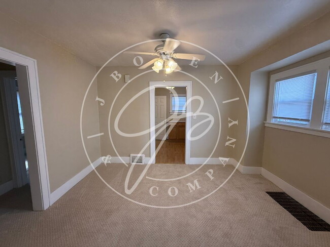 Cozy 2-Bedroom Retreat in West Toledo
