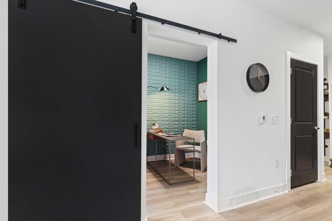 Estudio con puertas de granero - The Battery on Blake Street