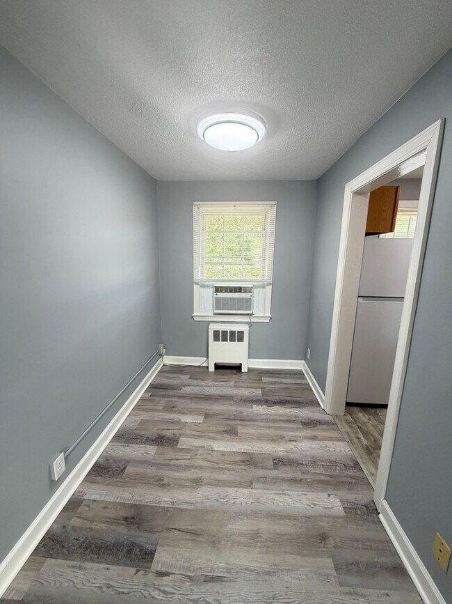 1400 Roslyn Dr