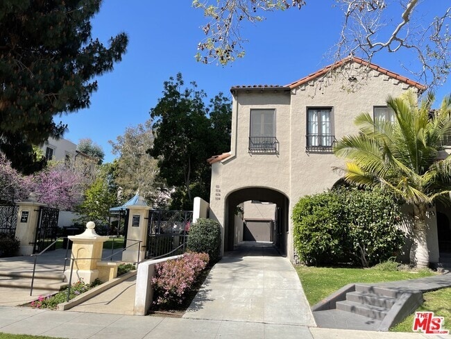 Building Photo - 153 N Arnaz Dr Rental