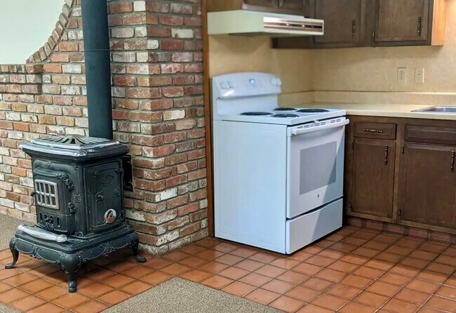 kitchen adjacent to living area - 622 S 6th Ave