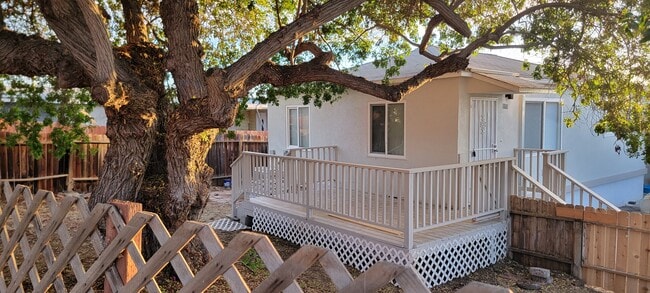 Building Photo - 9101 Valencia St Rental