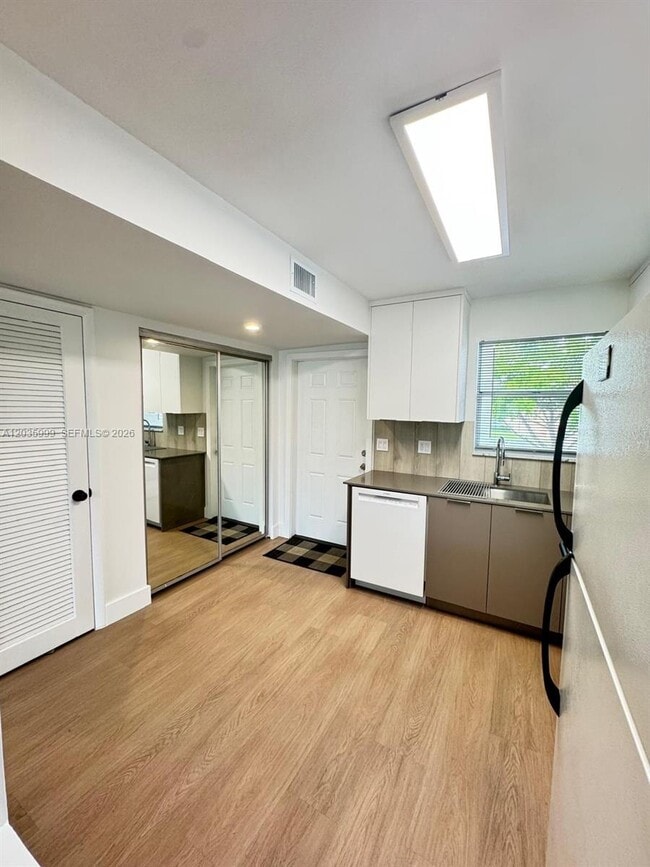 Photo - 8300 Sunrise Lakes Blvd Unidad 212
