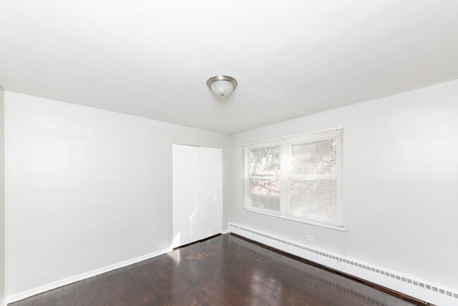 Building Photo - 3052 N Kostner Ave Unit 2W Rental
