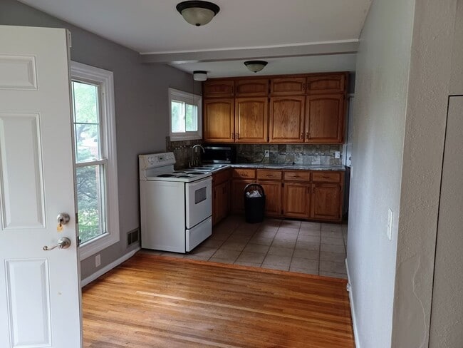 Photo - Spacious 4 bedroom, 1 1/2 bath home in Par...