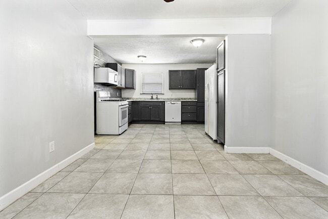 Photo - 421 Holy Cross Pl