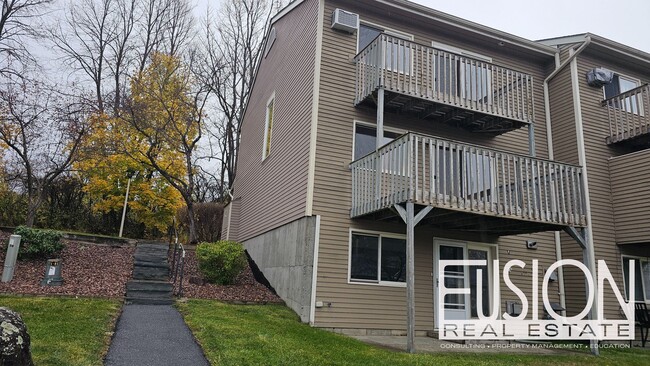 Building Photo - Bright, Spacious End-Unit Townhome in Premier South Burlington Neighborhood AVAILABLE NOW!