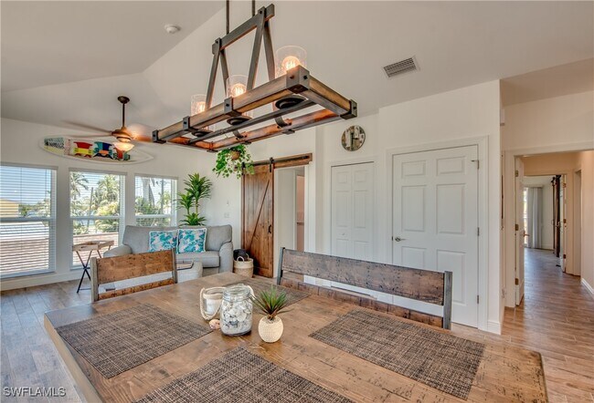 Photo - 2579 Third St