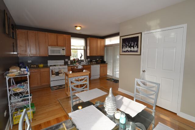 Building Photo - 5214 N Sawyer Ave Unit J05P