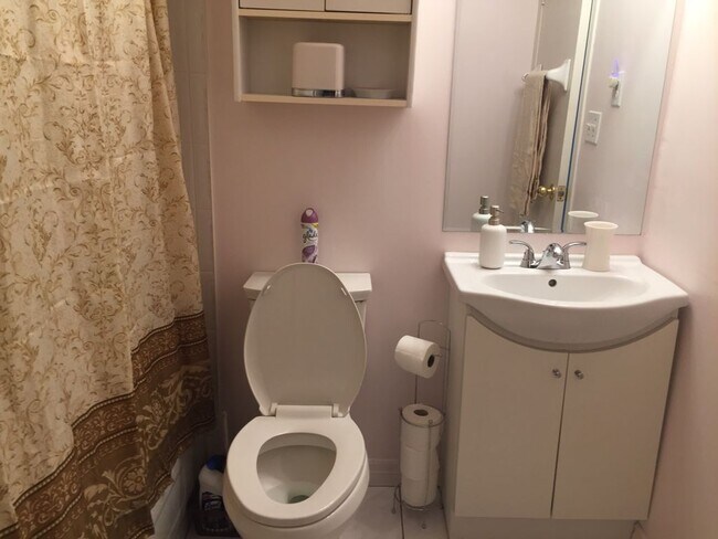 Photo - Spacious 1 bedroom basement - *Wont Last*