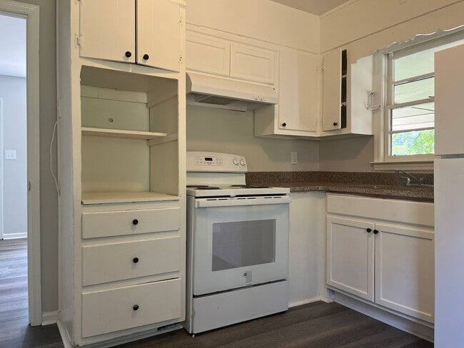 Photo - Updated 6bd/3ba w/ Large Backyard in Fores...