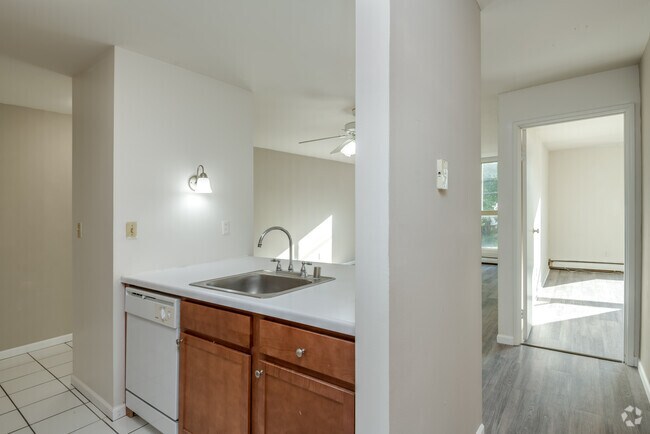 2 BR, 1 BA - 950SF