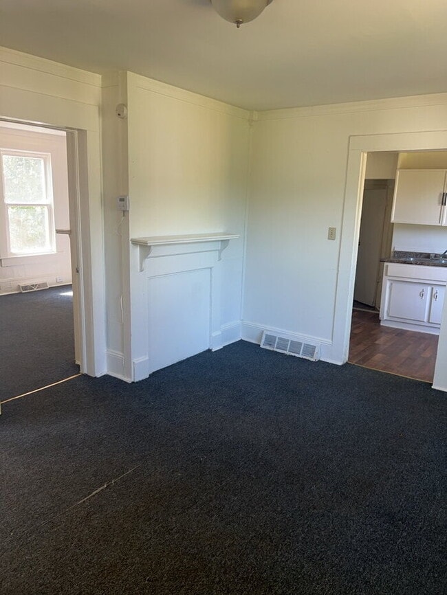 Photo - "Charming 2-Bedroom Retreat in Greenville – Ideal Location on W. 6th Street!"